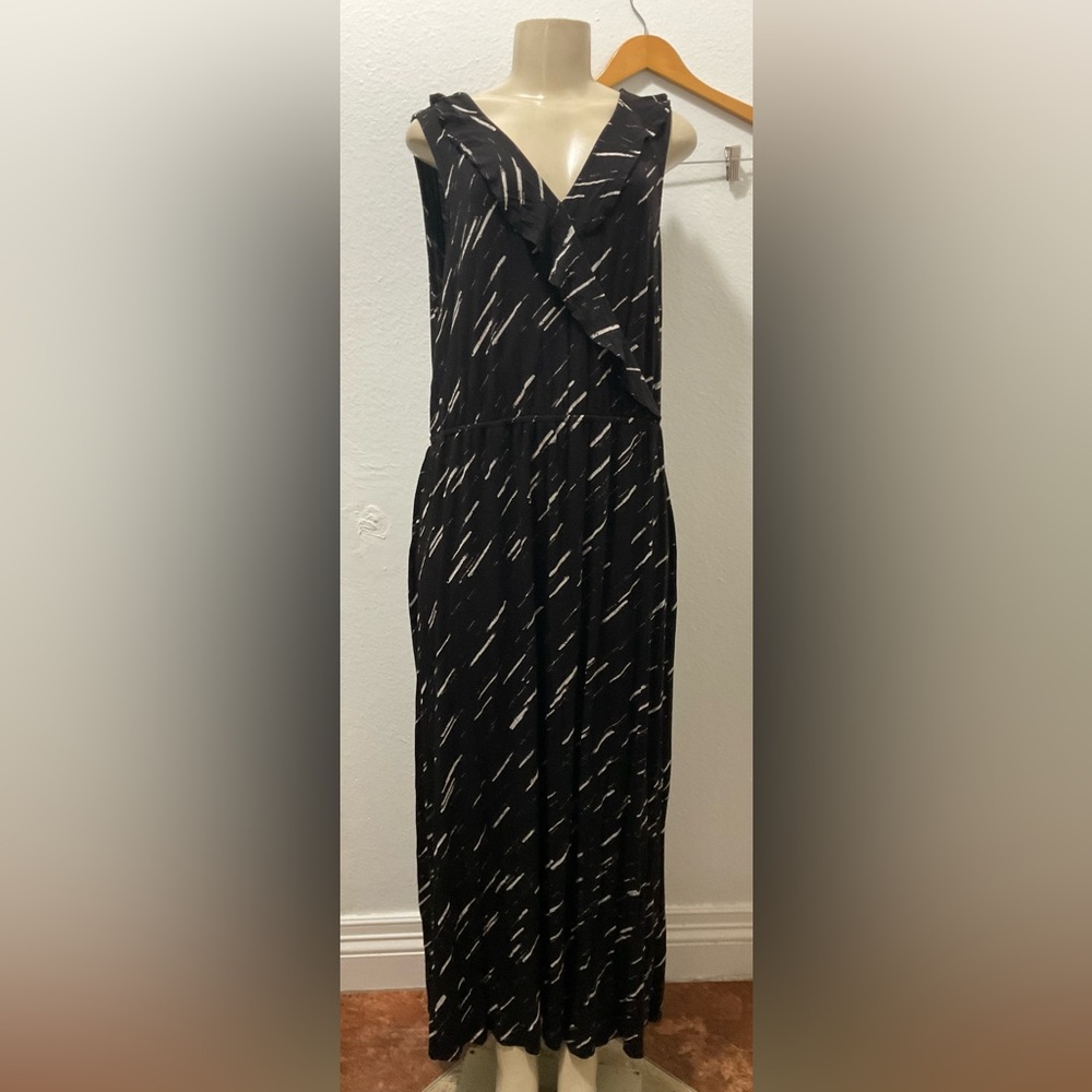 Apt. 9 women’s Black and White maxi ruffle Dress size XL